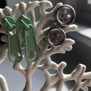 Two pairs of stud earrings